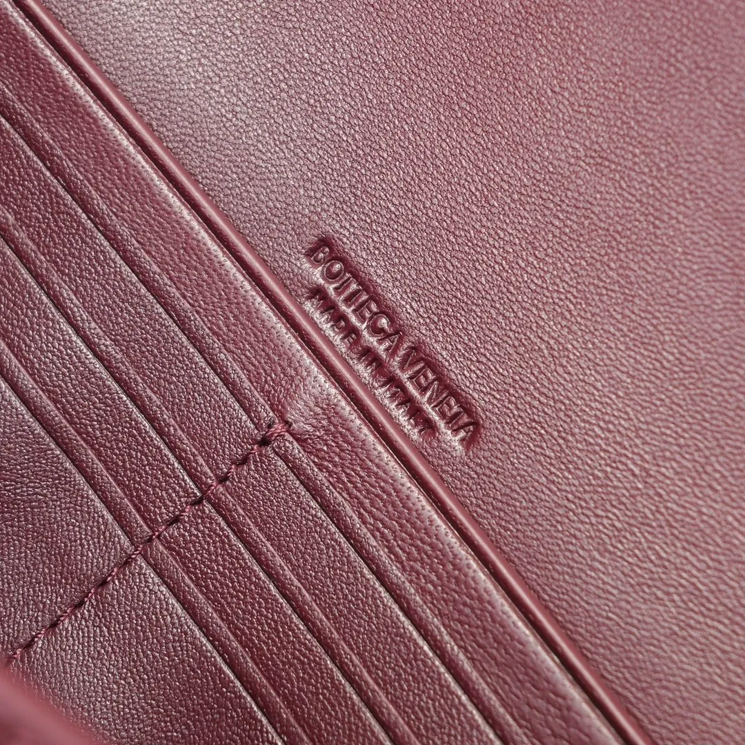 Batch 1420 Bottega Veneta Fall in love with Andiamo at first sight, new design, natural Nile rare leather crocodile pattern complex handbag, a model handbag for women, no need for color cover, no emotional camouflage, immersive depth and excitement, the classic element KNOT knot is inspired, modernist aesthetics and jewelry field craftsmanship reinterpret the knot element, bringing a clutch full of modern texture and elegant and quiet lady spirit. Style number: 1511 Size: 31*13*3cm